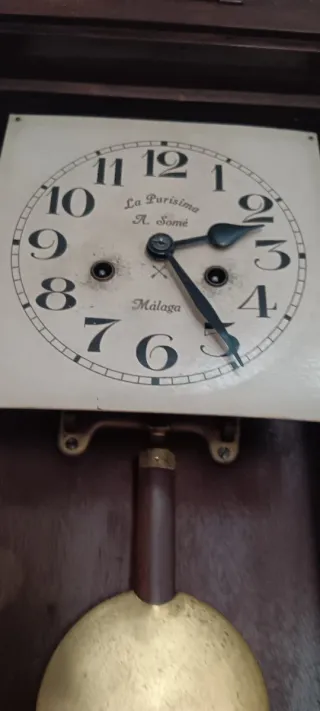 Reloj de pared antiguo funcionando