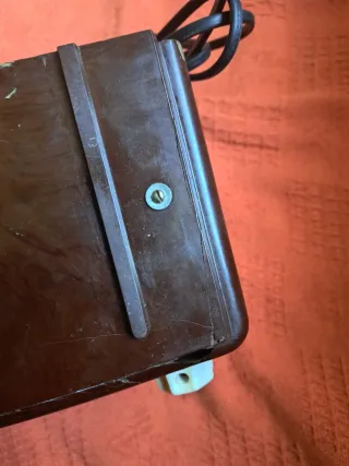 Radio antigua pequeña funciona