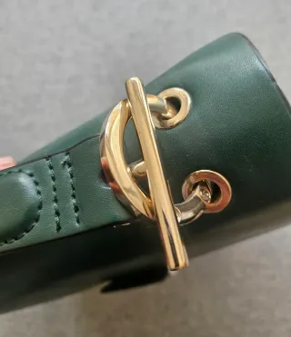 bolso Zara verde y dorado