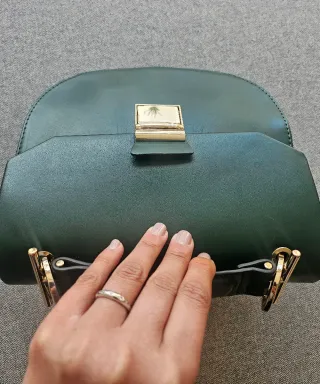 bolso Zara verde y dorado