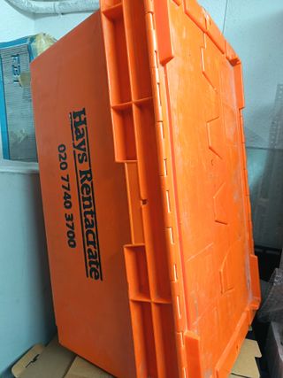 Caja de plástico Hays Rentacrate para mudanza