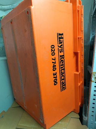 Caja de plástico Hays Rentacrate para mudanza