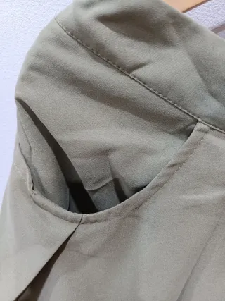 Falda verde oliva plisada con bolsillos