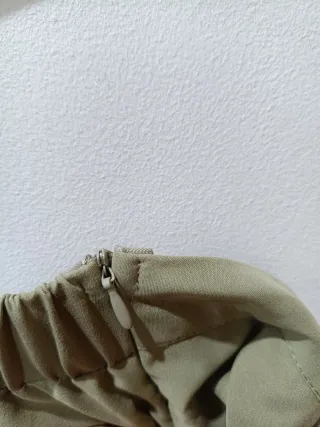 Falda verde oliva plisada con bolsillos