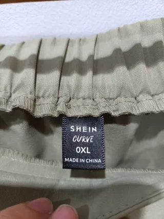 Falda verde oliva plisada con bolsillos