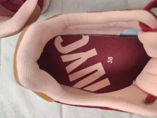 Zapatillas rosas y rojas