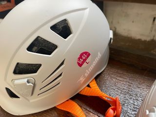 Imbracatura e caschi da arrampicata per adulti