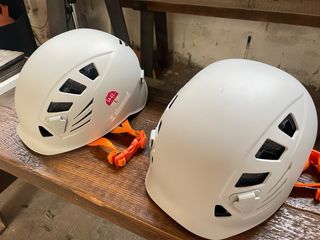 Imbracatura e caschi da arrampicata per adulti