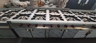 Cocina Industrial con Mesa y Puertas