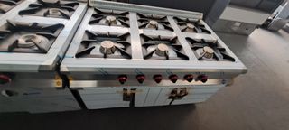 Cocina Industrial con Mesa y Puertas