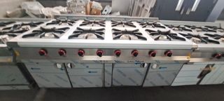 Cocina Industrial con Mesa y Puertas