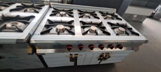 Cocina Industrial con Mesa y Puertas