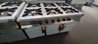 Cocina Industrial con Mesa y Puertas