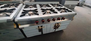 Cocina Industrial con Mesa y Puertas