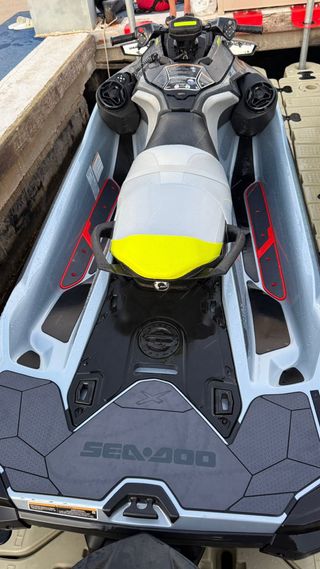 Moto de agua Sea-Doo RXT-X gris y amarillo