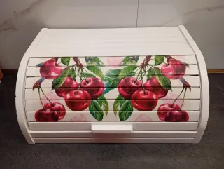 Panera de madera decorada a mano