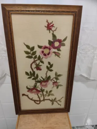 Cuadro bordado flores madera