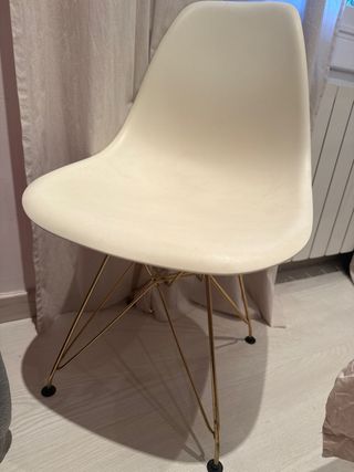 Silla diseño beige y dorado