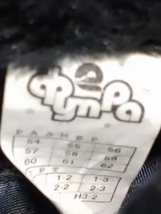 Gorro ruso negro con estrella roja y ramas doradas