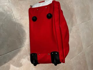 Bolsa de deporte con ruedas y mango retráctil.