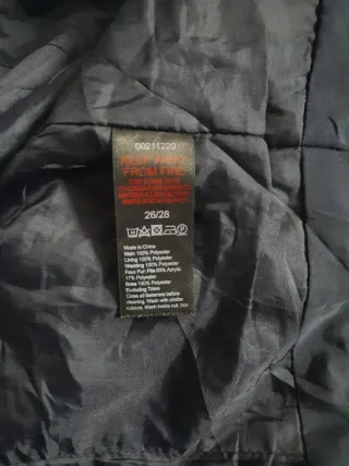 Chaqueta azul fina con capucha