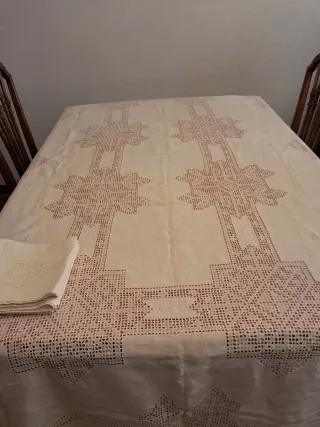 Mantel y 12 servilletas, dibujo deshilado de picos