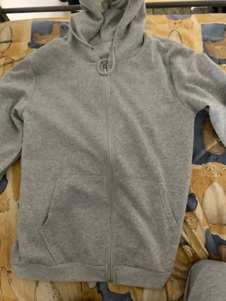Sudadera gris con capucha