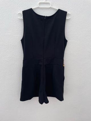 Mono corto negro con cinturón bordado Talla S