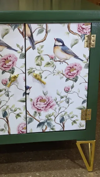 Armario auxiliar madera con diseño floral
