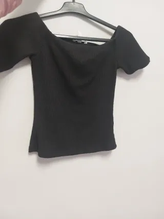 Top negro H&M hombros descubiertos