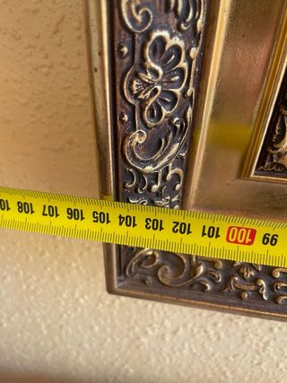 Mueble de madera con espejo y mármol