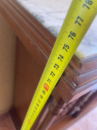 Mueble de madera con espejo y mármol