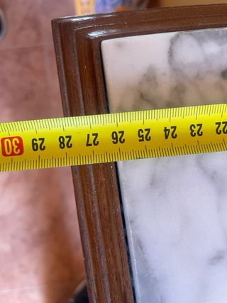 Mueble de madera con espejo y mármol