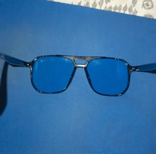 Gafas de sol negras y azules
