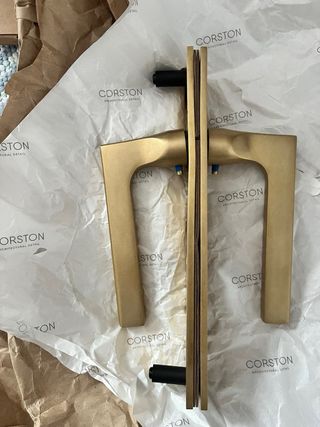 Manilla de puerta de latón antiguo. Marca corston.