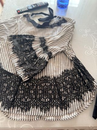 Blusa Rayas Negras y Blancas con Encaje
