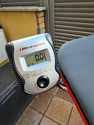 Bicicleta estática con bandeja