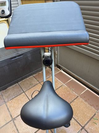 Bicicleta estática con bandeja