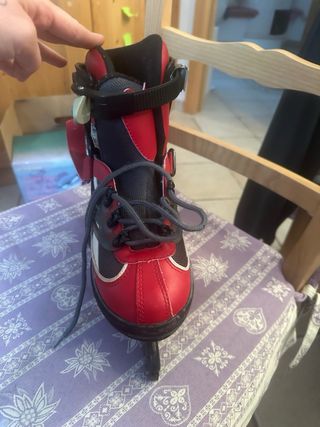 Pattini da ghiaccio rossi e neri