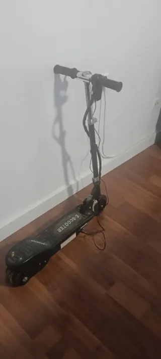 Patinete Eléctrico Infantil con su cargador niños