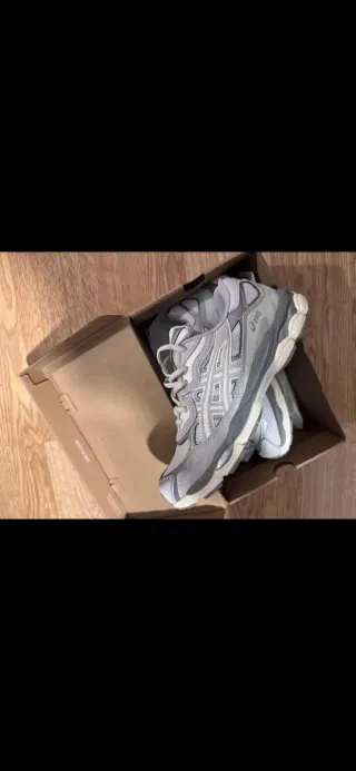 Zapatillas Asics grises y blancas