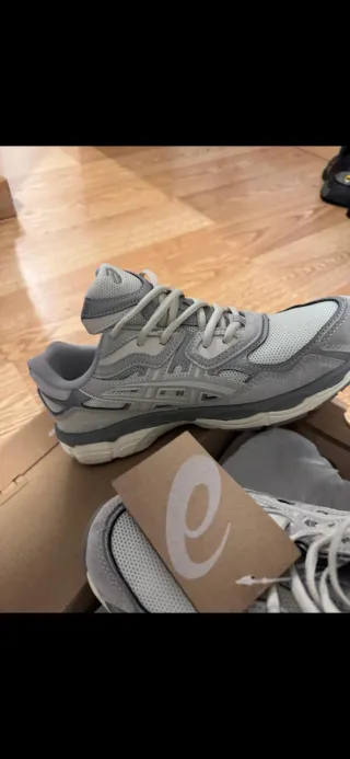 Zapatillas Asics grises y blancas