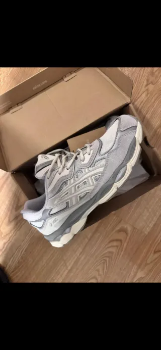 Zapatillas Asics grises y blancas