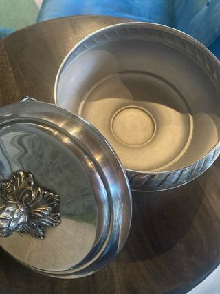 Sopera de plata con tapa y asas