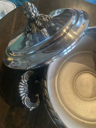 Sopera de plata con tapa y asas