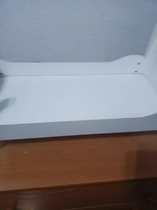 Cuccetta bianca per bambole con fiori