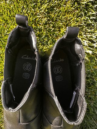 Botines Clarks negras de piel – tipo Chelsea. 37.5