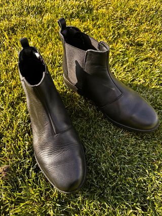 Botines Clarks negras de piel – tipo Chelsea. 37.5