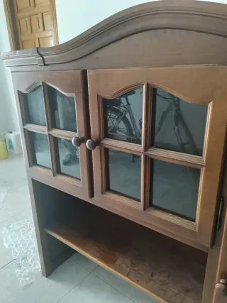 Mueble de madera con vitrina