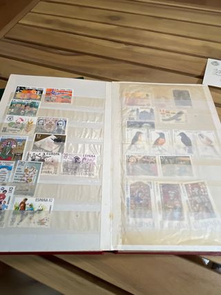 Clasificador de sellos con sellos y hojitas.